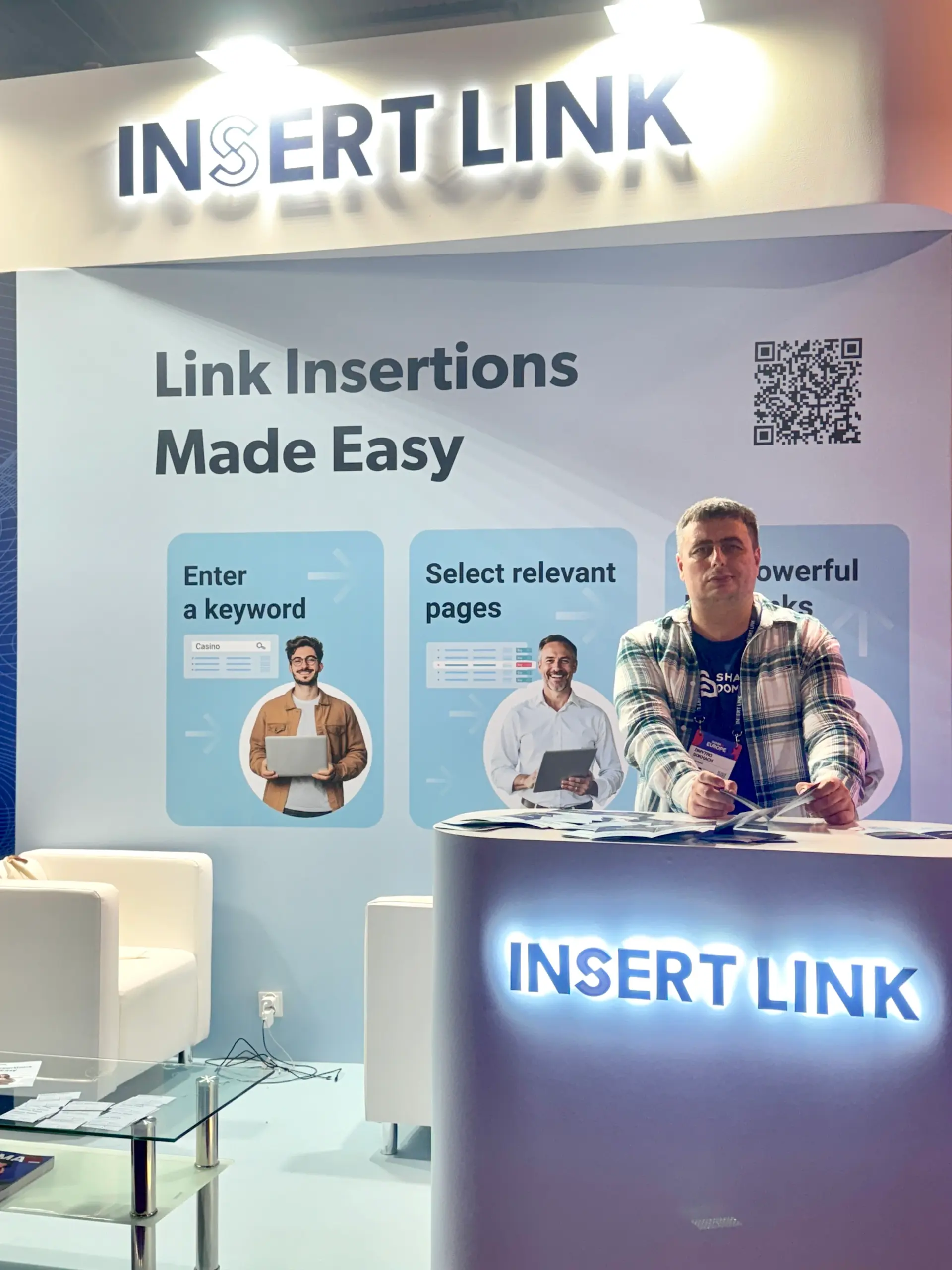 Talking with attendees about the Insert.Link platform